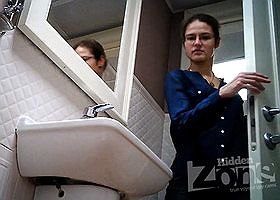 Очкастая девка в туалете не заметила камеру