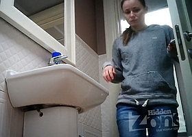 Девушка с небритой промежностью попалась в туалете на камеру