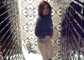 В женском туалете клуба подсмотрели за писающей девкой