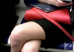 Девушка засветила под юбкой голую киску