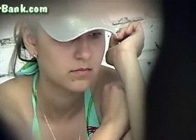 Скрытая камера снимает девушек в уличном туалете