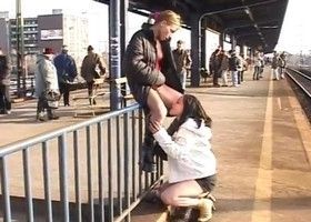 Пописала на публике подруге в рот