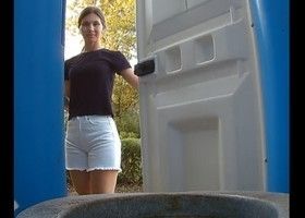 В туалете проследили за молодой брюнеткой
