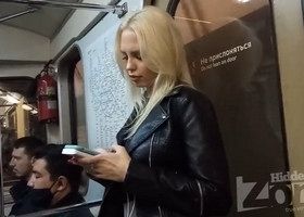 Засвет под юбкой у молодой блондинки