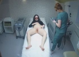 Снимают голую девушку в косметическом кабинете